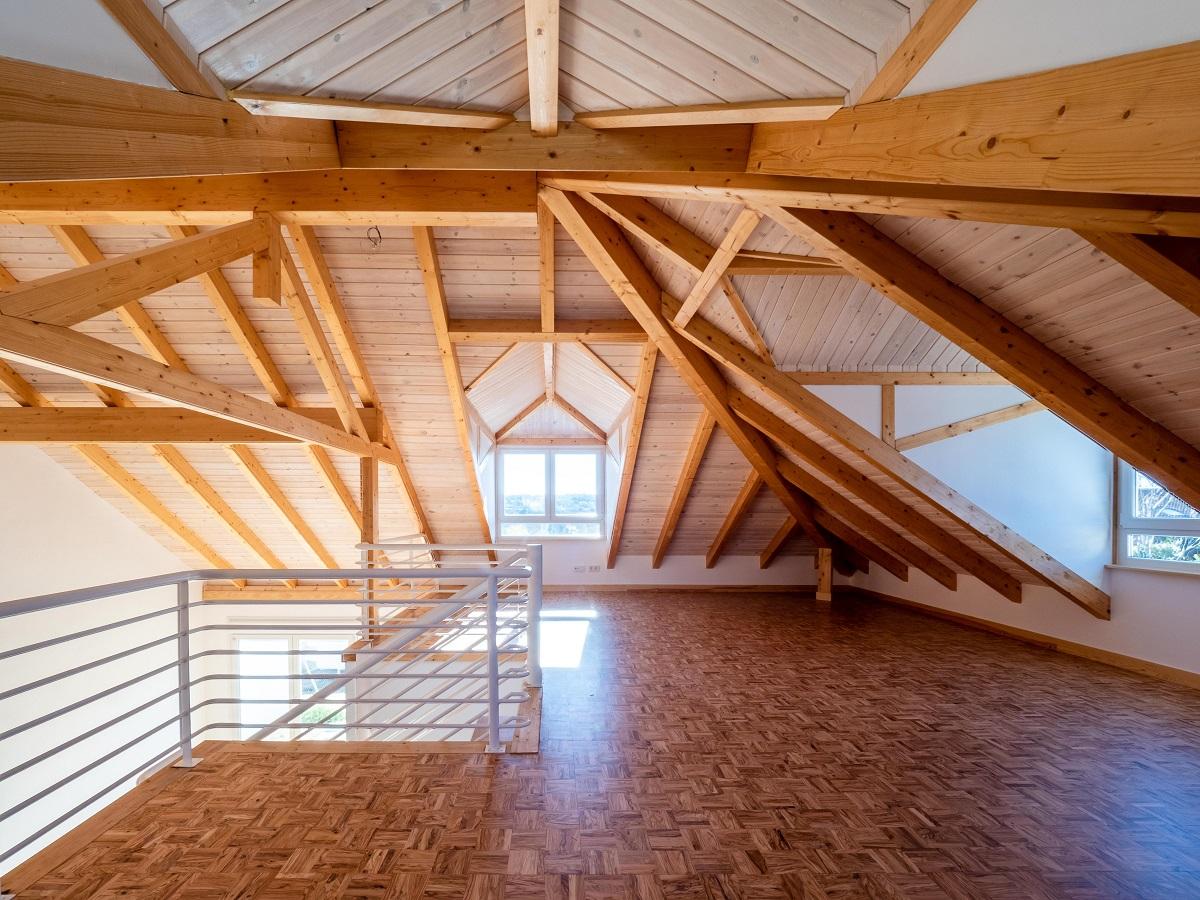 Reseau64 réalise la charpente de votre habitation, poutre de bois, toit, toiture