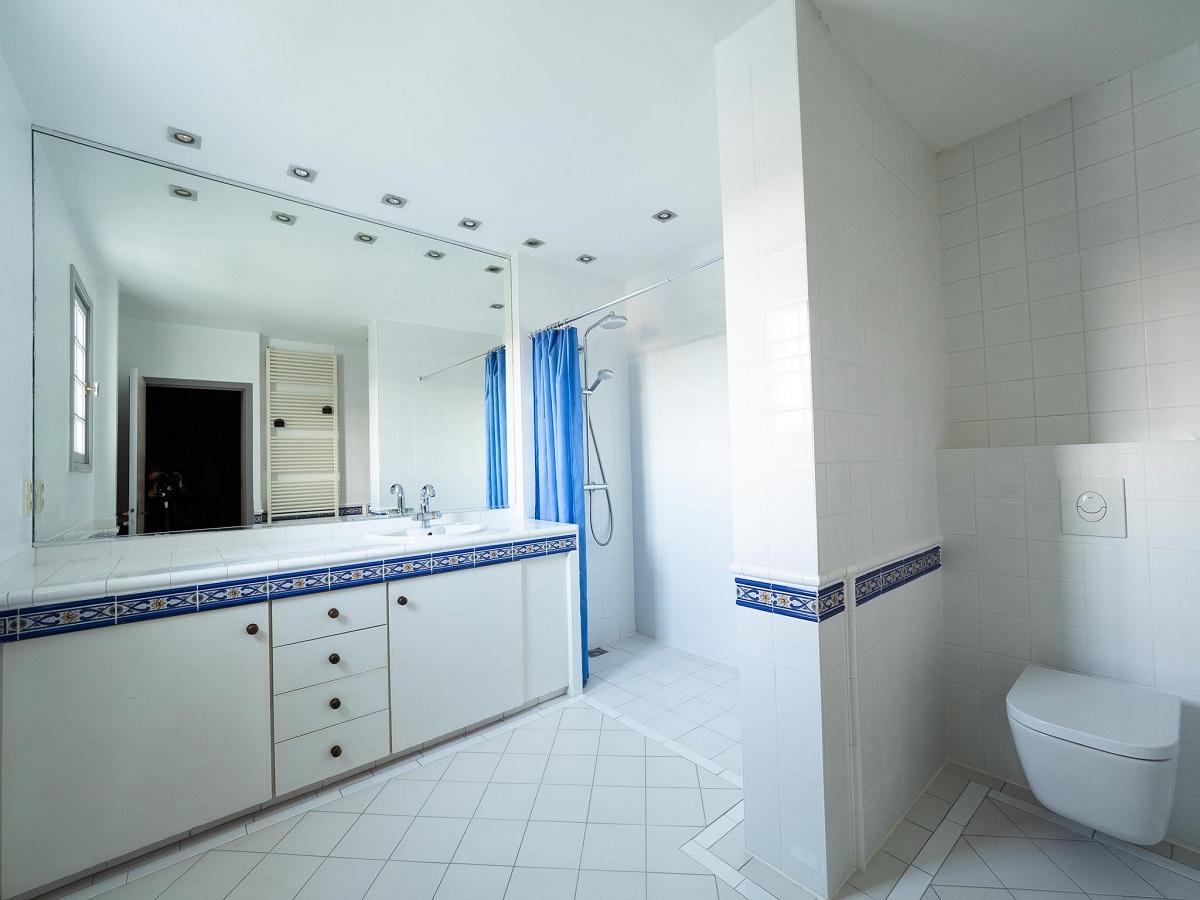 Rénover et aménager votre salle de bain: meuble salle de bain, lavabo, douche, bain, électricien, plombier, menuisier