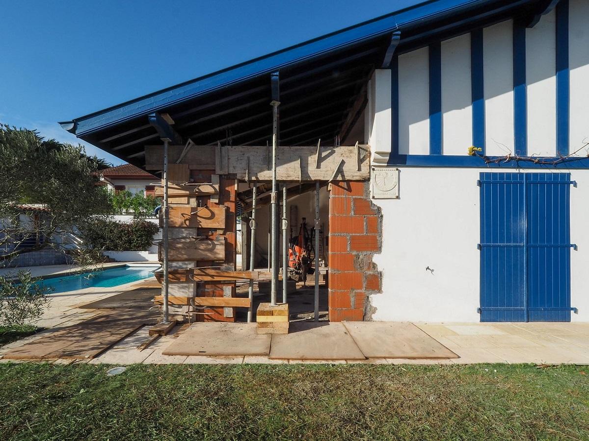 Rénovation maison avec une extension horizontale, réalisée par nos artisans maçons